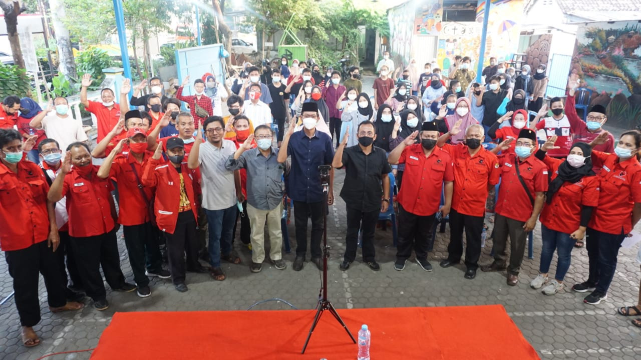 DPC PDI Perjuangan Surabaya melakukan diskusi pemikiran Soekarno di kampung Surabaya. (Foto: Istimewa)