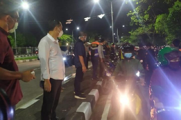 Wali Kota Surabaya Eri Cahyadi memantau lalu lintas kendaraan bermotor di Jembatan Suramadu arah ke Kota Surabaya, Jatim, serta memantau kegiatan rapid test antigen secara massal sejak Minggu 6 Juni hingga Senin 7 Juni 2021. (ANTARA/HO-Humas Pemkot Surabaya)
