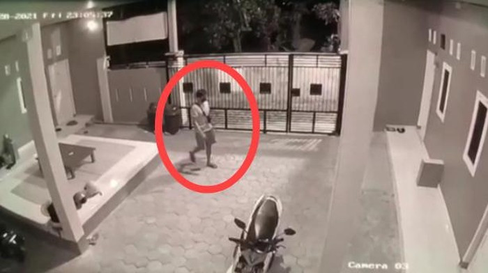 Kamera CCTV merekam aksi pria sebelum merampok dan menyetubuhi seorang mahasiswi. (Foto: Tangkapan Layar)