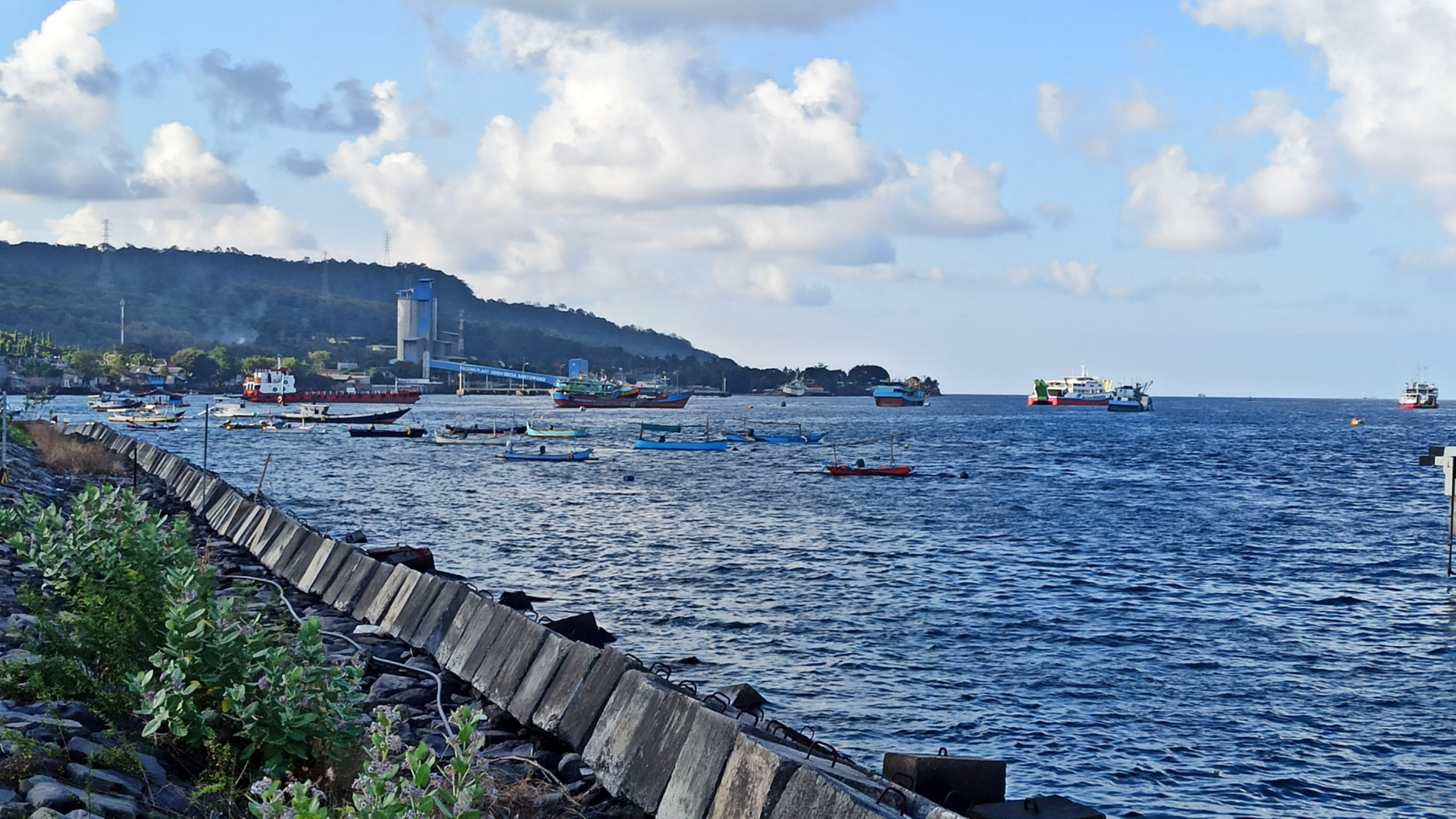 Area bagian utara Pelabuhan Tanjungwangi inilah yang rencananya akan dibangun untuk perpanjangan dermaga. (Foto: Muh Hujaini/Ngopibareng.id)
