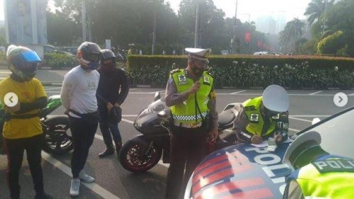 Rombongan motor sport Ducati saat ditilang polisi karena knalpot bising. (Foto: Instagram)