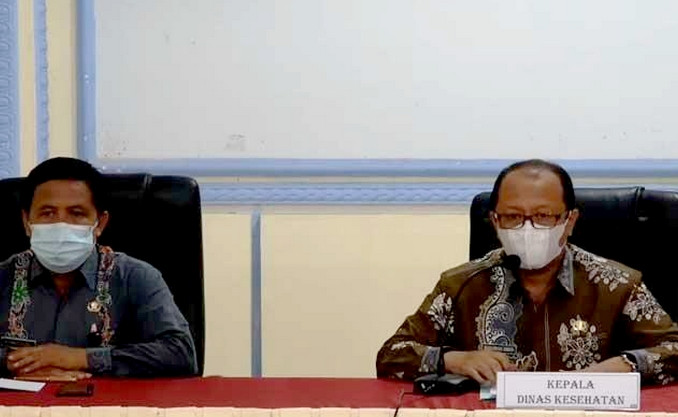 Kepala Dinkes Bondowoso, dr Mohammad Imron memberikan keterangan soal 14 warga Binakal terpapar Covid-19. (Foto: Guido Saphan/Ngopibareng.id)