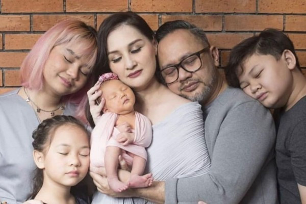 Keluarga Mona Ratuliu dan Indra Brasco sempat terpisah karena terinfeksi Covid-19. (Foto: Instagram)