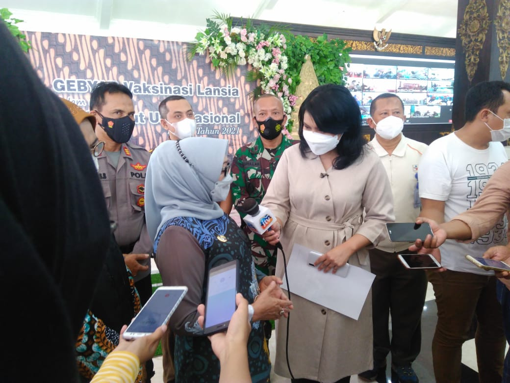 Mundjidah Wahab, Bupati Jombang pada wartawan pada Selasa 8 Juni 2021 di Pendopo Jombang. (Foto: Istimewa)