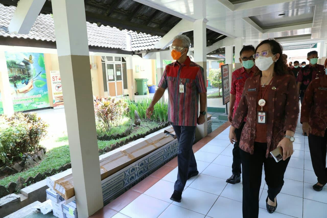 Gubernur Jawa Tengah Ganjar Pranowo saat meninjau RSUD KRMT Wongsonegoro Semarang. (Foto: Istimewa)