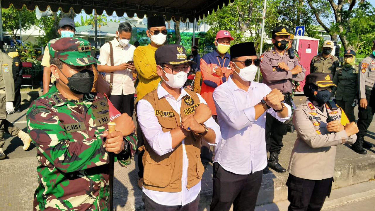 Bupati Bangkalan, Abdul Latif (dua dari kiri) bersama Walikota Surabaya Eri Cahyadi di Posko Penyekatan Suramadu, Surabaya, Selasa 8 Juni 2021. (Foto: Fariz Yarbo/Ngopibareng.id)