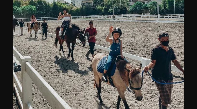 Gisella Anastasia dan putrinya, Gempita, menunggang kuda saat liburan di Bali. (Foto: Instagram @gisel_la)