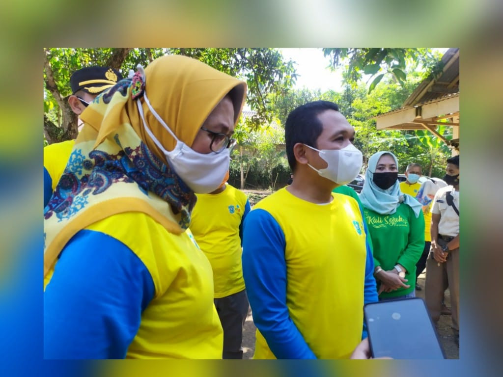 Bupati Lumajang, Thoriqul Haq dan Wakil Bupati Lumajang, Indah Amperawati saat memberikan keterangan soal ancaman gempa dan tsunami. (Foto: Ahmad Ferdiansyah/Ngopibareng.id)