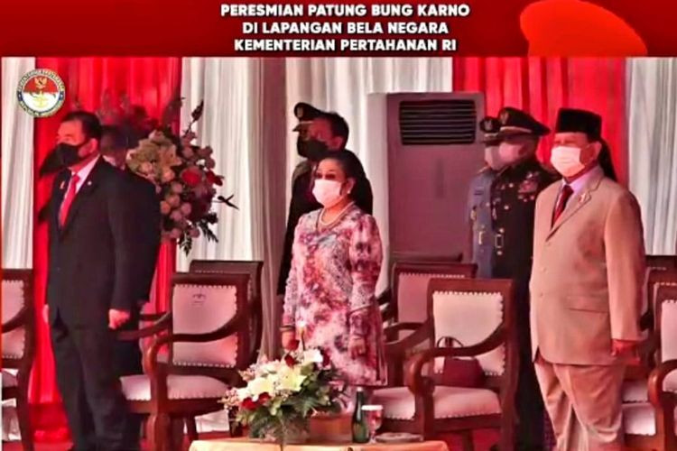 Menteri Pertahanan (Menhan) Prabowo Subianto dan Presiden ke-5 Indonesia, Megawati Soekarnoputri meresmikan patung Bung Karno di Lapangan Bela Negara, Kemenhan, Jakarta, Minggu 6 Juni 2021. (Foto: Dok. Kemenhan)