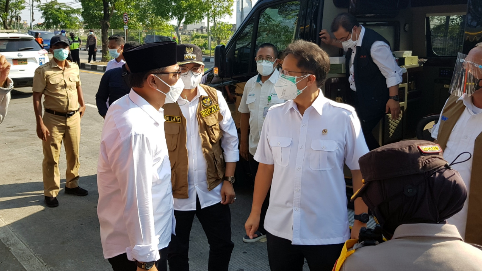 Menkes Budi Gunadi Sadikin berdiskusi dengan Walikota Surabaya Eri Cahyadi dan Bupati Bangkalan Abdul Latif di Posko Penyekatan Suramadu, Surabaya, Selasa 8 Juni 2021. (Foto: Fariz Yarbo/Ngopibareng.id)