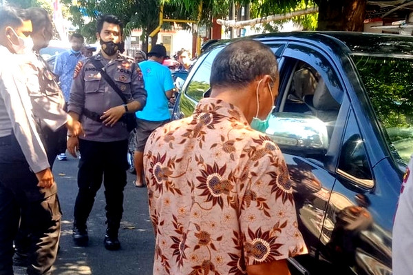 Polisi memeriksa mobil korban yang menjadi aksi pencurian uang dengan modus memecahkan kaca mobil di Jalan Basuki Rahmat Mimbaan Kecamatan Panji Situbondo. (Foto: istimewa).