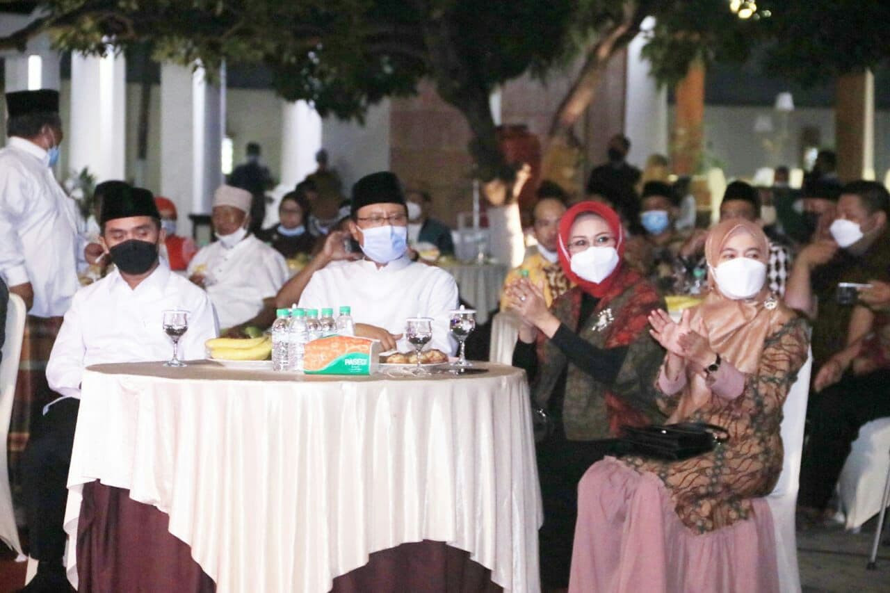 Walikota Pasuruan Saifullah Yusuf bersama istri, dan Wakil Walikota Pasuruan Adi Wibowo saat memaparkan capaian 99 hari kerja. (Foto: Istimewa)