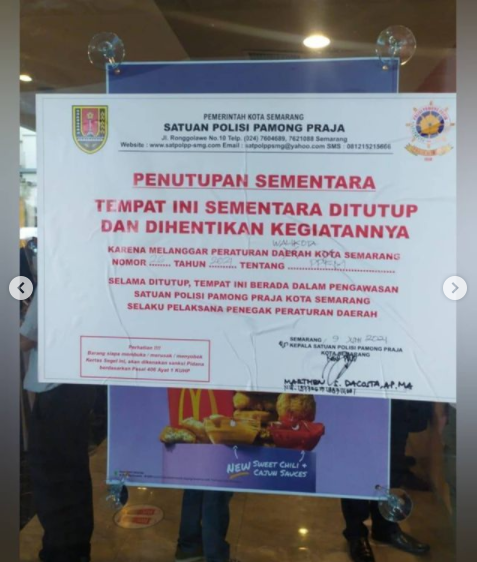 Salah satu gerai restoran cepat saji di Kota Semarang ditutup tim gabungan Satpol PP bersama TNI-Polri, Rabu 9 Juni 2021. (Foto: Istimewa)