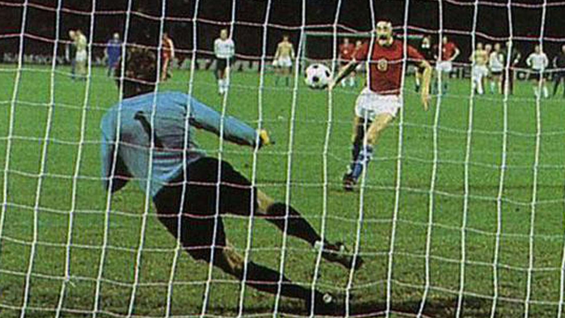 Penalti Antonin Panenka yang menggegerkan dunia di Euro 1976. (foto: Istimewa)