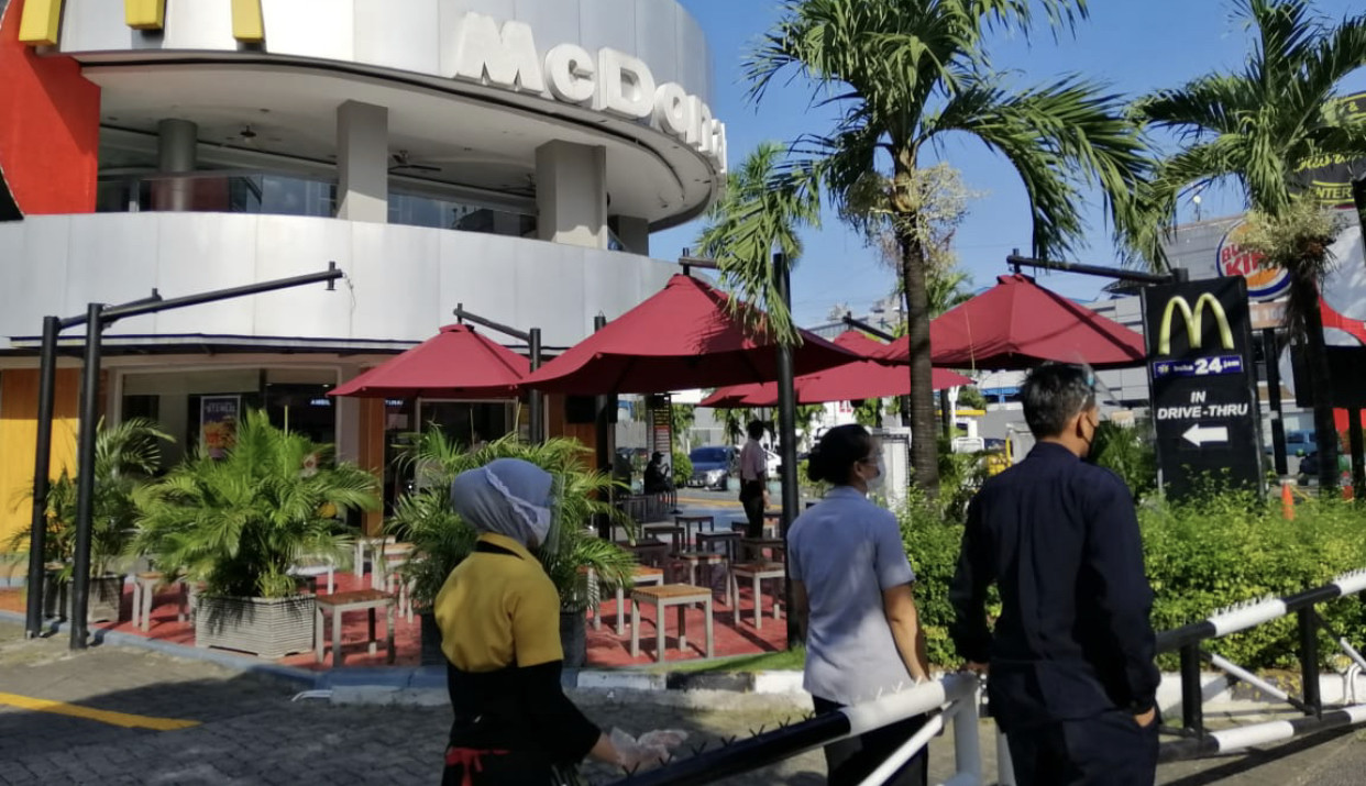 Restoran McDonald's di Jalan Basuki Rahmat yang tutup sementara (Foto: Andhi Dwi/Ngopibareng.id)