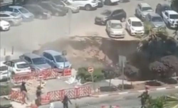Insiden di Yerusalem mobil terperosok lubang terowongan. (Foto: Istimewa)