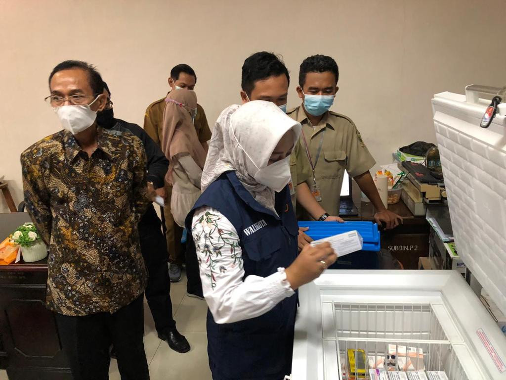 Walikota Mojokerto saat mengecek stok vaksin di Dinas Kesehatan Kota Mojokerto, Jawa Timur. (Foto: Deni Lukmantara/Ngopibareng.id)