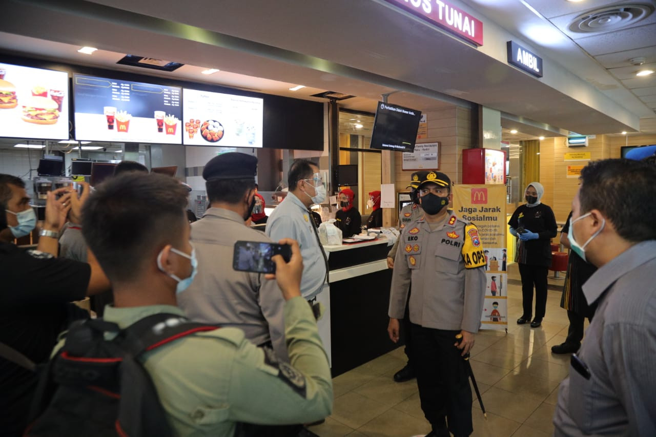 Kapolres Kediri Kota menutup salah satu gerai makanan cepat saji karena diduga melanggar prokes. (Foto: Fendhy Plesmana/NGopibareng.id)