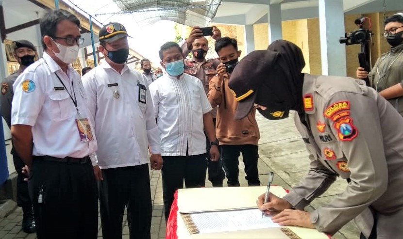 Kasat Binmas Polres Probolinggo Kota, AKP Retno Utami ikut menandatangani nota perdamaian antara SMK Ahmad Yadi dan SMKN 4. (Foto: Ikhsan Mahmudi/Ngopibareng.id)