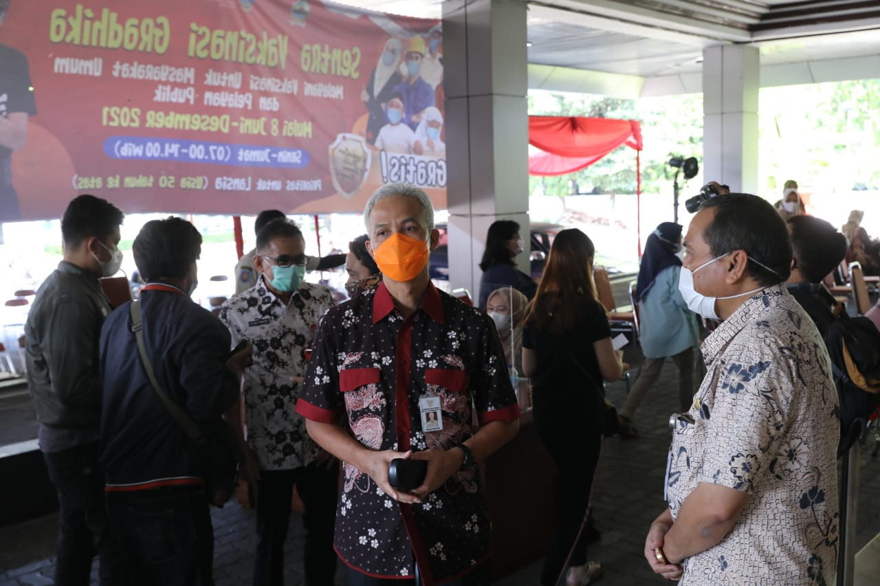 Gubernur Jawa Tengah Ganjar Pranowo mengunjungi Sentra Vaksinasi Gradhika, sebelum bertolak ke Boyolali cek penanganan Covid-19, Rabu 9 Juni 2021. (Foto: Istimewa)