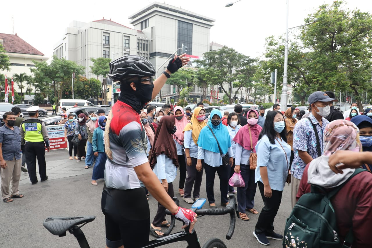 Gubernur Jawa Tengah Ganjar Pranowo memantau Sentra Vaksinasi Gradhika saat gowes sepeda, Rabu 9 Juni 2021. (Foto: Istimewa)