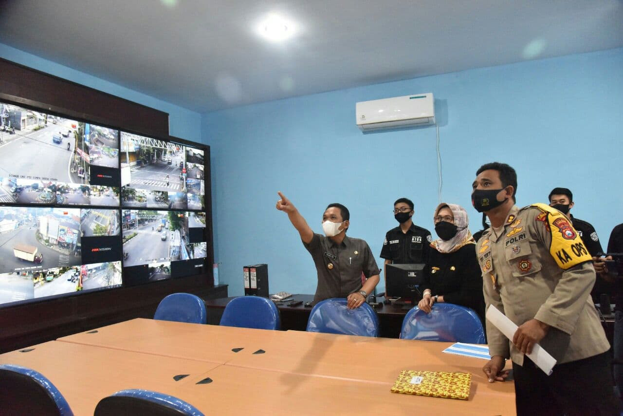 Bupati Lumajang Thoriqul Haq sedang mengecek CCTV yang telah terpasang di sejumlah desa. (Foto: Istimewa)