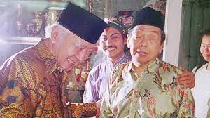 Pak Harto dan Gus Dur ketawa. (Foto: Istimewa)