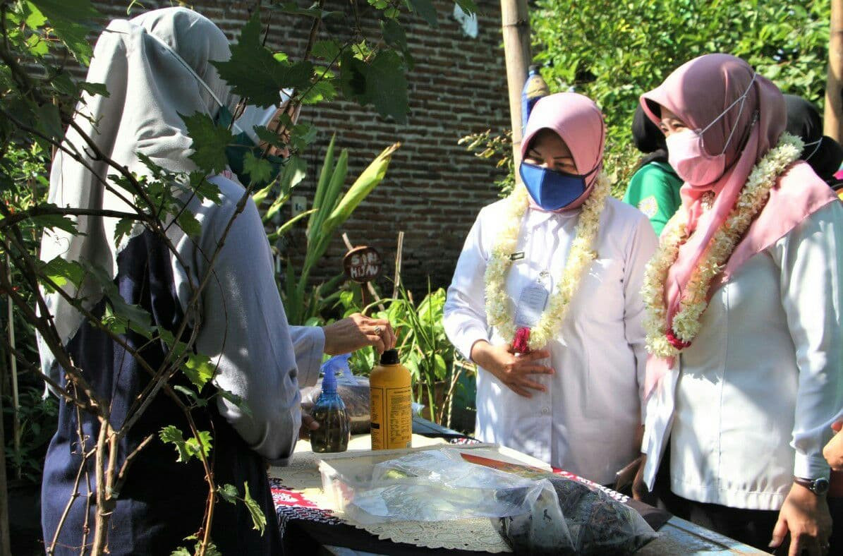 Sekda Kota Probolinggo, Ninik Ira Wibawati (tengah) saat memperingati Hari Lingkungan Hidup di Kelurahan Pakistaji. (Foto: Ikhsan Mahmudi/Ngopibareng.id)