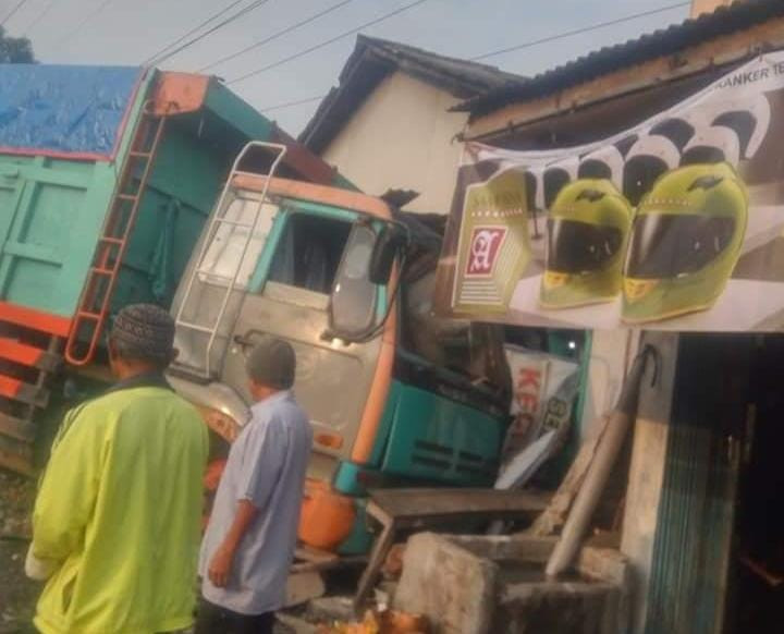 Laka Lantas truk tabrak rumah di Jalan Raya Ranuyoso, Lumajang. (Foto: Istimewa)