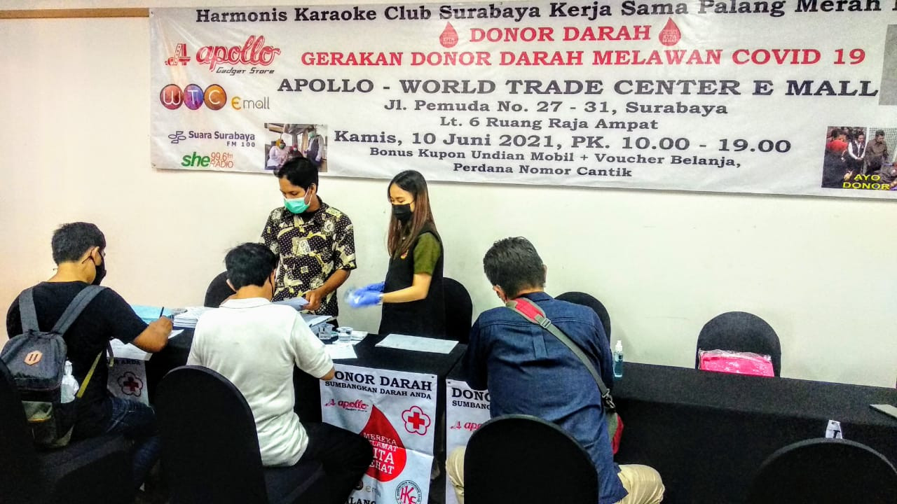 Suasana donor darah yang digelar Apollo Gadget Store di WTC e-Mall lantai 6 Surabaya. (Foto: Mutqiyyah Rizqi/Ngopibareng.id)