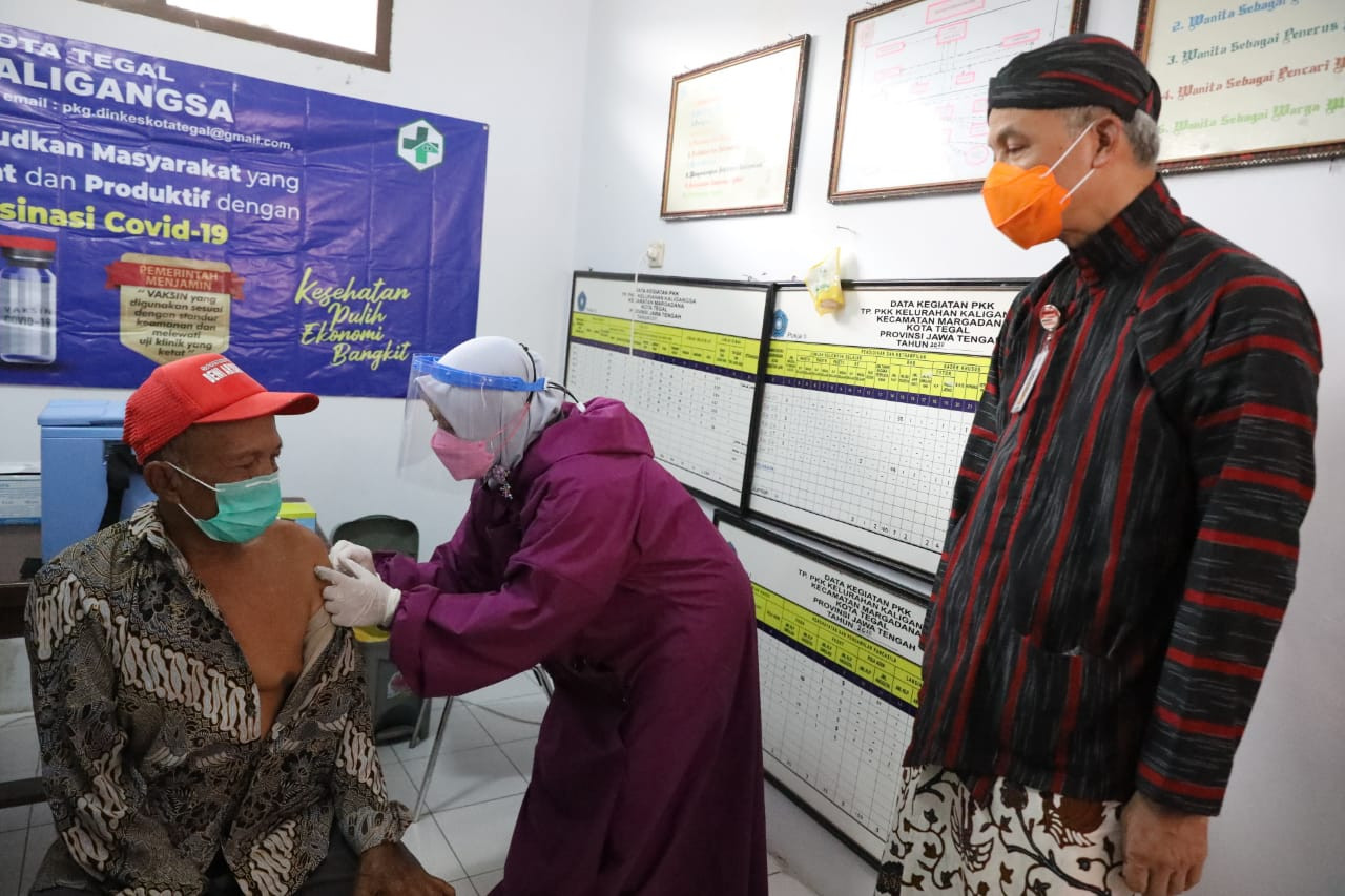 Gubernur Jawa Tengah, Ganjar Pranowo melakukan pengecekan vaksinasi lansia di Puskesmas Kaligangsa Kota Tegal, Kamis, 10 Juni 2021. (Foto: Dok Jateng)