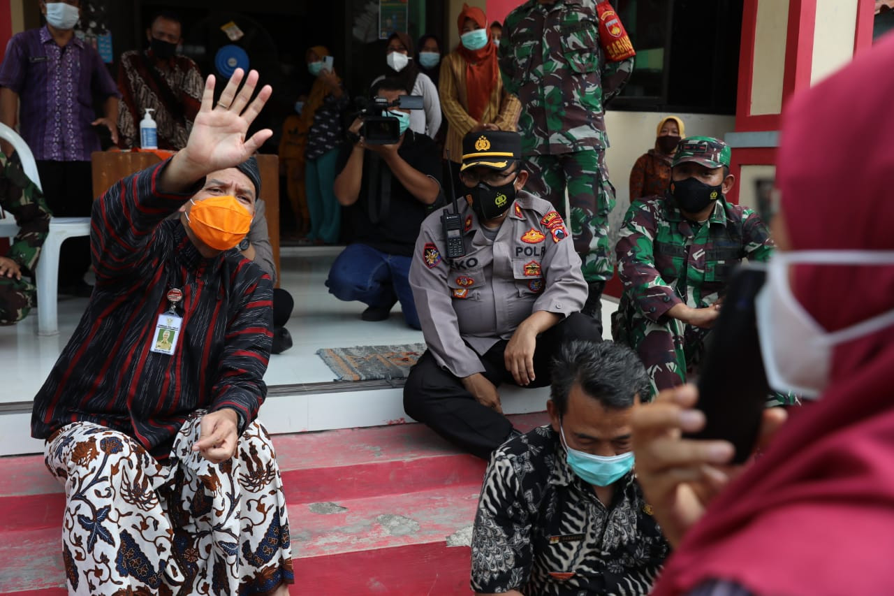 Gubernur Jawa Tengah Ganjar Pranowo ngobrol bareng pasien Covid-19 yang tengah diisolasi lewat video call bersama bidan sekaligus surveilans di Desa Krasak. (Foto: Istimewa)
