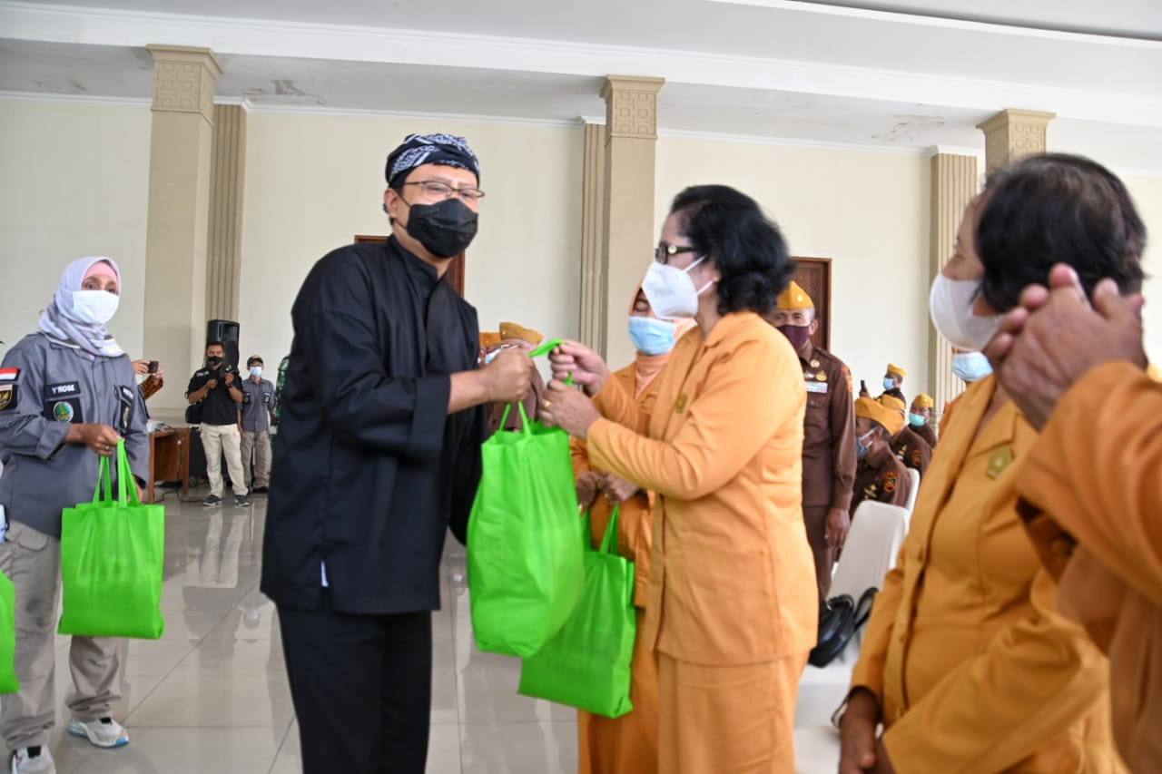 Walikota Pasuruan Saifullah Yusuf (Gus Ipul) memberi bantuan ke Legiun Veteran Republik Indonesia (LVRI) Kota Pasuruan. (Foto: Istimewa)