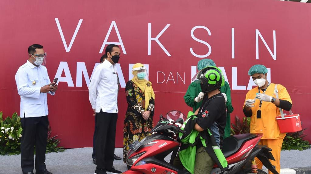 Presiden Jokowi saksikan vaksinasi dengan pola drive thru bagi komunitas Ojol di Depok. (Foto: Setpres)