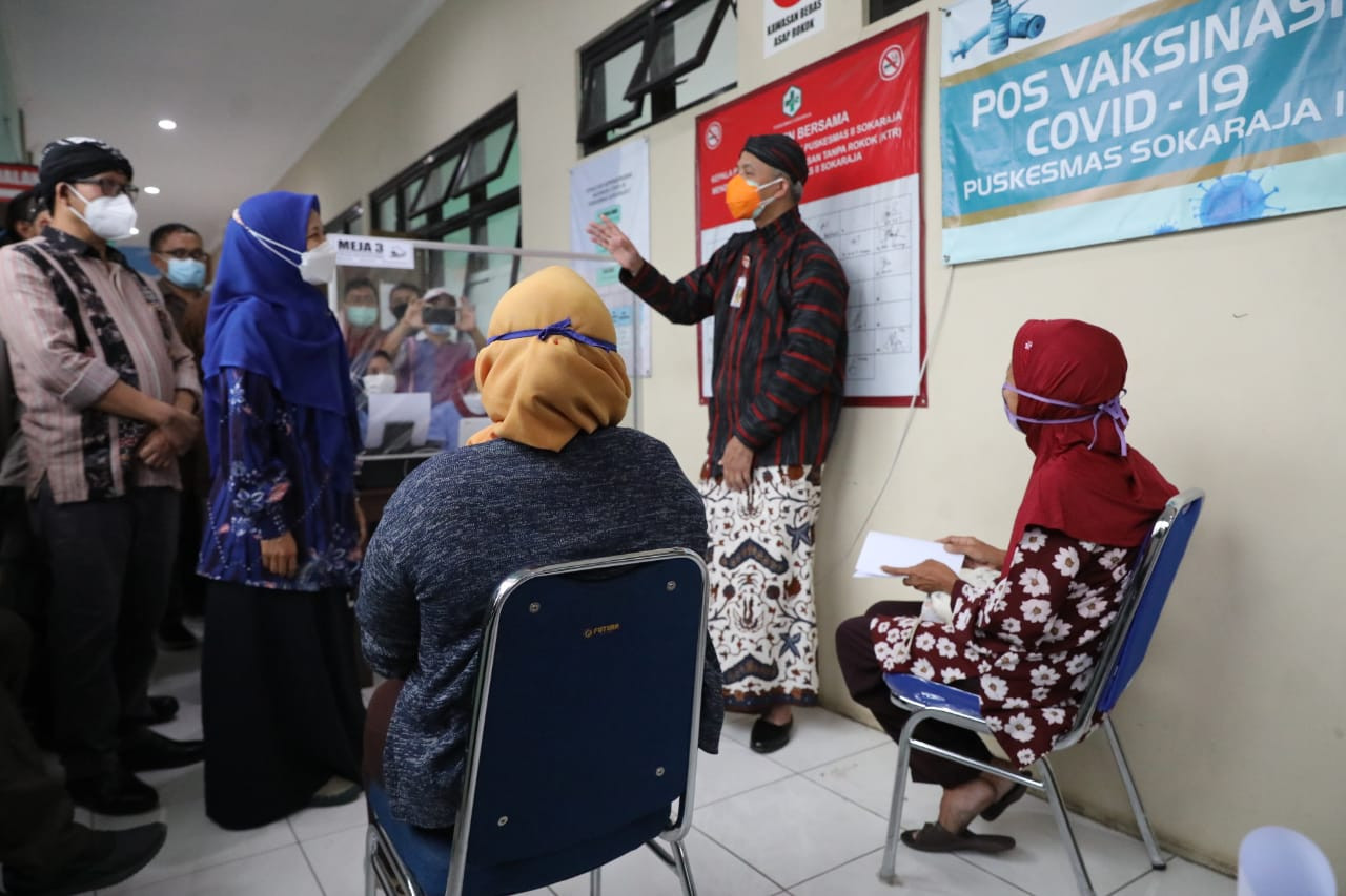 Gubernur Jawa Tengah Ganjar Pranowo saat meninjau program vaksinasi di Puskesmas Sokaraja, Kabupaten Banyumas, Kamis 10 Juni 2021. (Foto: Istimewa)
