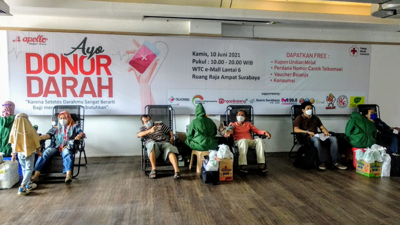 Suasana donor darah di WTC e-Mall lantai 6 di Ruang Raja Ampat Surabaya. (Foto: Mutqiyyah Rizqi/Ngopibareng.id)