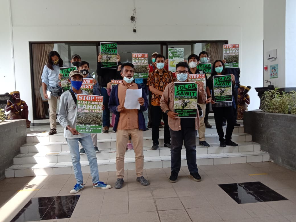 Aliansi Selamatkan Lingkungan Malang Selatan saat aksi tolak lahan kelapa sawit di Gedung DPRD Malang (Foto: istimewa)