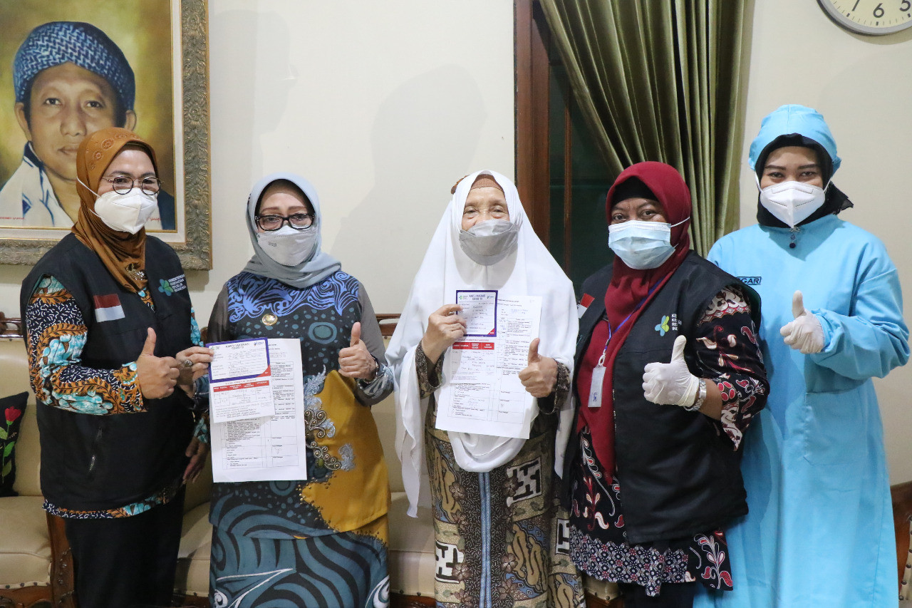 Bupati Jombang bersama perwakilan lansia peserta vaksinasi beberapa hari lalu. (Foto: Istimewa)