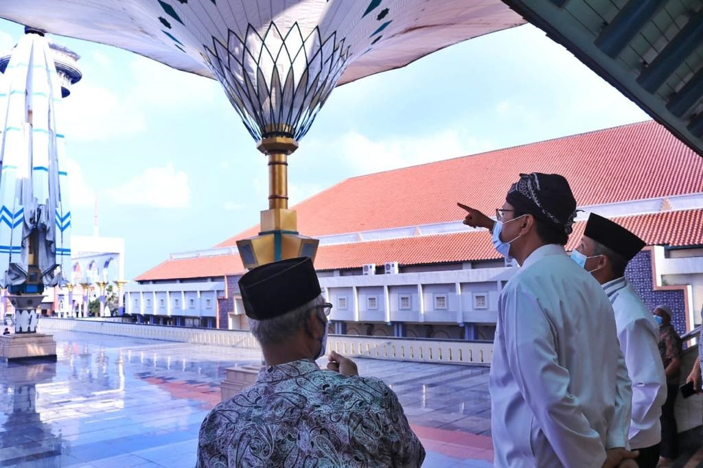 Walikota Pasuruan saat mendapat penjelasan dari pengelola Payung Madinah milik Masjid Agung Semarang. (Foto: Istimewa)