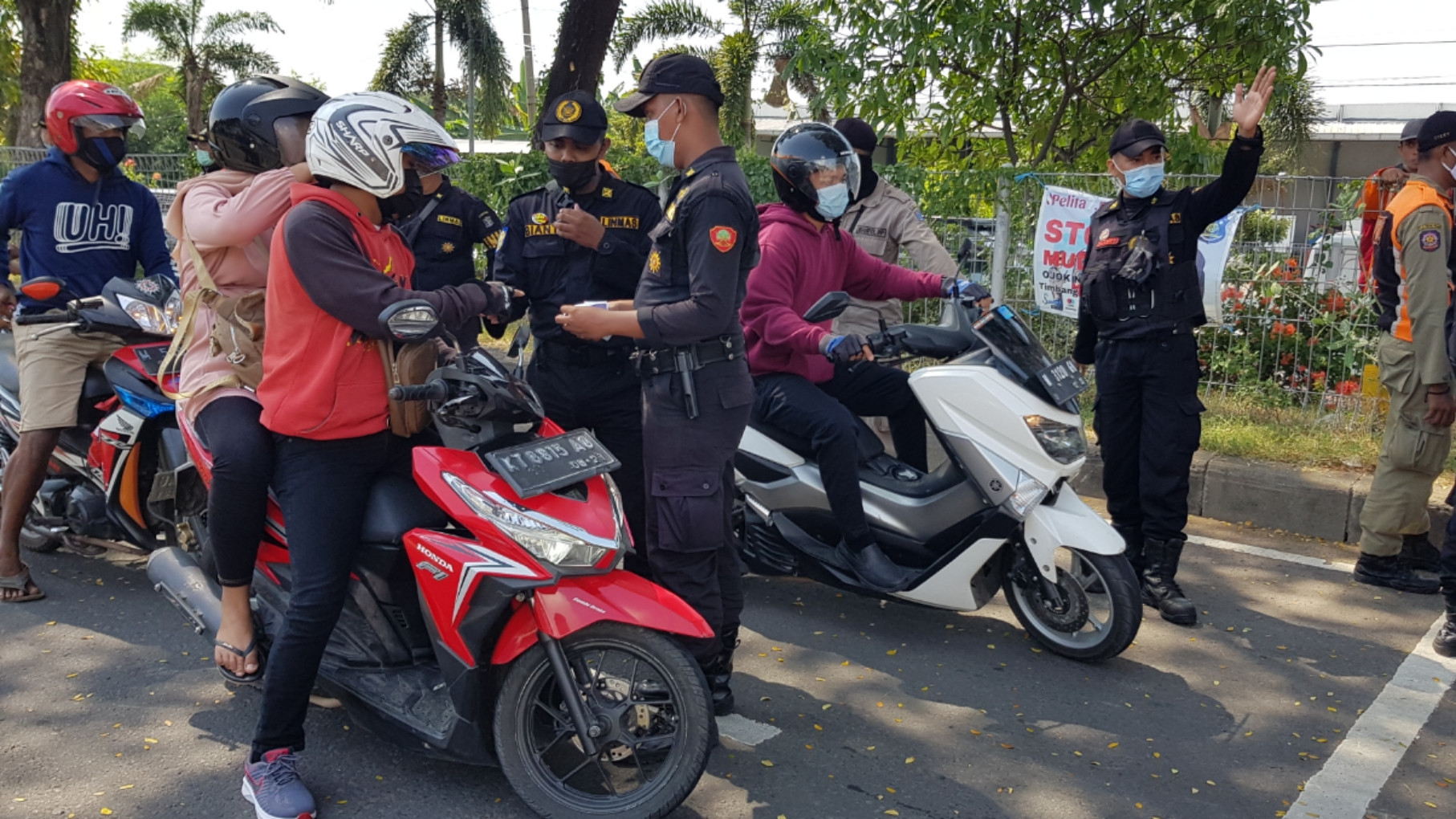 Petugas memeriksa kelengkapan syarat warga dari Madura yang akan masuk Surabaya di Posko Penyekatan Suramadu, Surabaya, Kamis 10 Juni 2021. (Foto: Fariz Yarbo)