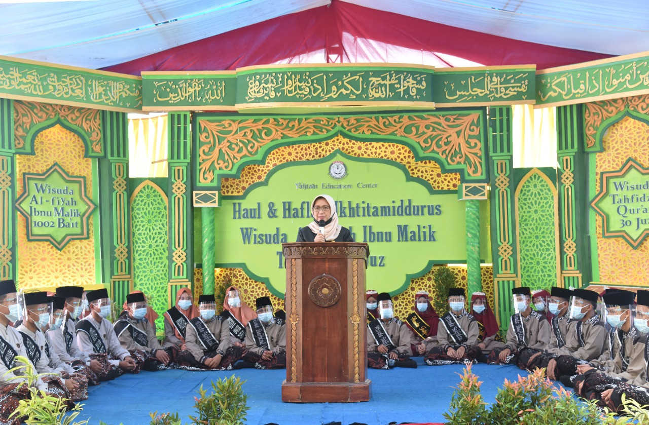 Wakil Bupati Lumajang, Indah Amperawati menghadiri kegiatan Haul dan Haflah Ikhtitamiddurus dan Wisuda Alfiyah Ibnu Malik Tahfidz 30 Juz. (Foto: Istimewa)