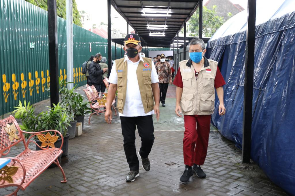 Kepala BNPB, Letjen TNI Ganip Warsito (kiri) saat meninjau RS Lapangan Idjen Boulevard, Kota Malang, Jawa Timur (Foto: Lalu Theo/ngopibareng.id)