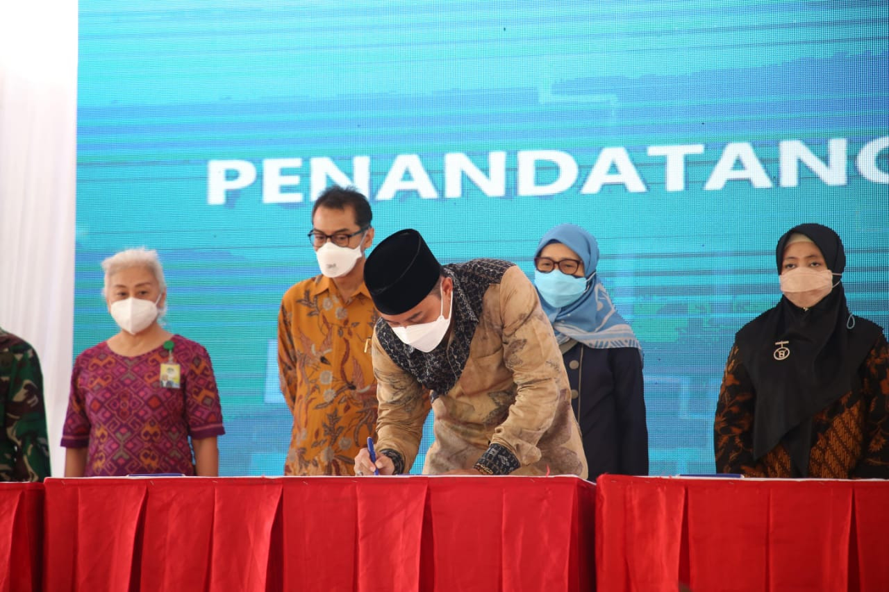 Walikota Surabaya, Eri Cahyadi, saat menandatangani MoU bersama 38 RS di Balai Kota, Surabaya, Jumat 11 Juni 2021. (Foto: Istimewa)