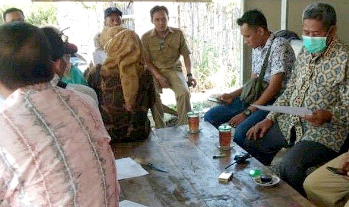 Anggota Komisi II DPRD Situbondo saat melakukan rapat koordinasi dengan pengusaha tambang di Desa Widoro Payung, Kecamatan Besuki, Jumat, 11 Juni 2021. (Foto: Istimewa)