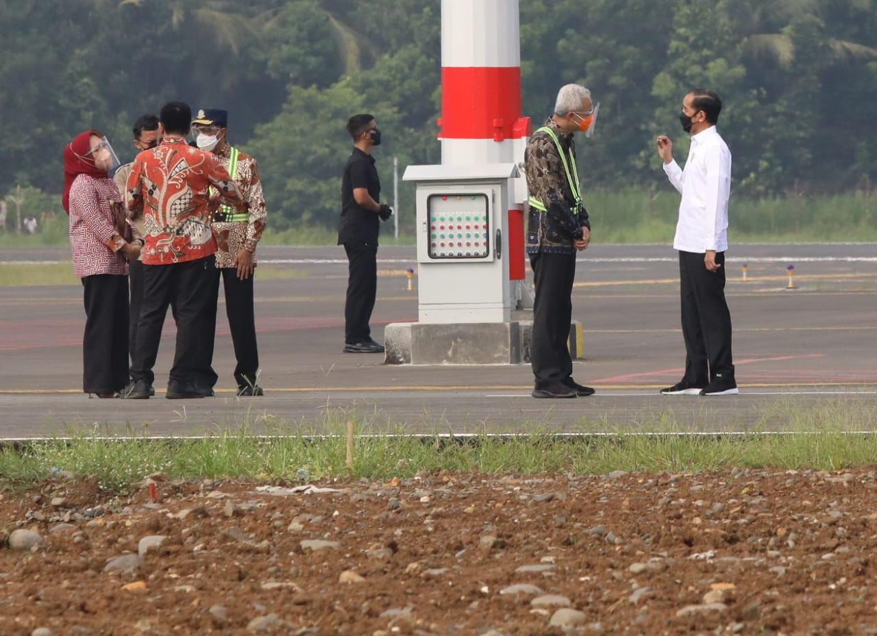 Gubernur Ganjar menyambut kedatangan Presiden Jokowi di Bandara Jenderal Soedirman Purbalingga. (Foto: Setpres)