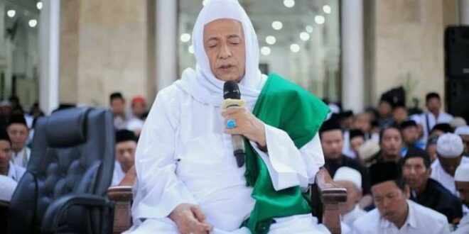 Habib Luthfi bin Yahya di Kanzus Sholawat Pekalongan. (Foto: Istimewa)