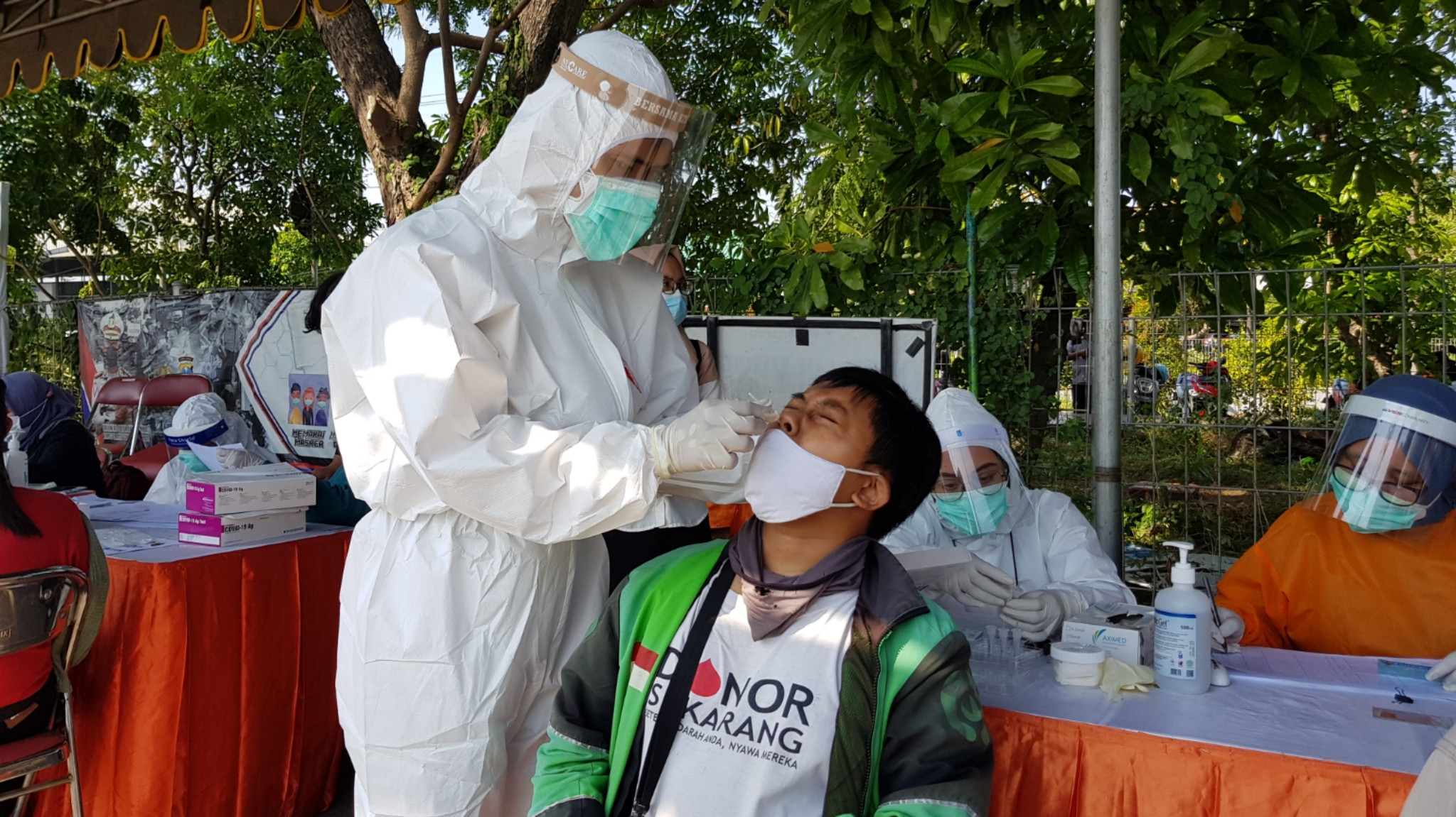 Petugas melakukan swab antigen terhadap pengendara yang melintas di Suramadu, Surabaya. (Foto: Fariz Yarbo/Ngopibareng.id)