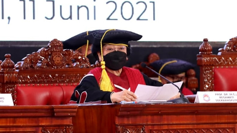 Megawati Soekarno Putri menyampaikan orasi ilmiah dalam saat menerima gelar profesor kehormatan darl Universitas Pertahanan. (Foto: Istimewa)