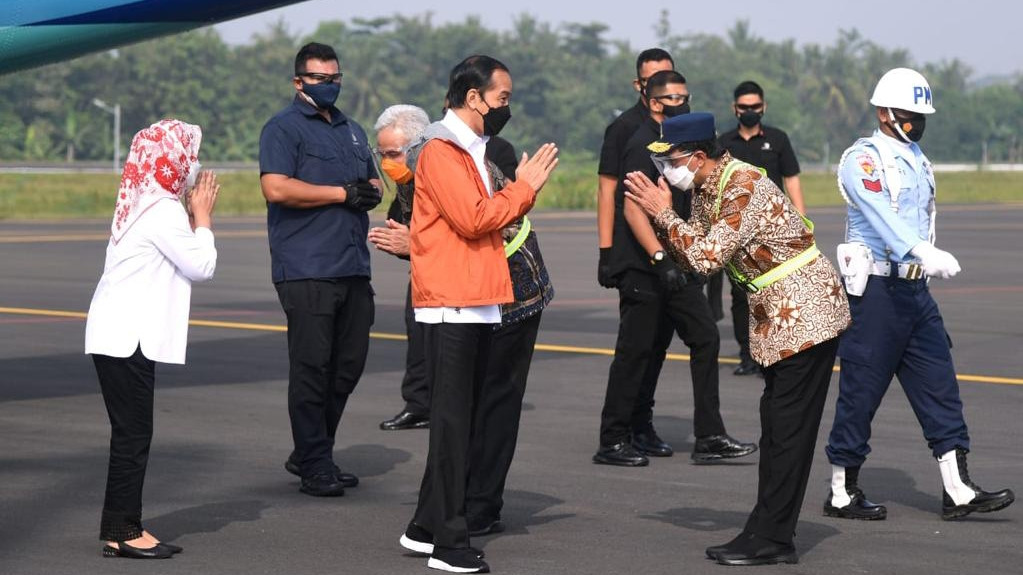 Presiden bersama Ibu Negara Iriana tiba di Bamdara Jendral Soedirman disambut Bupati Dyah Hayuning Pratiwi.( Foto: Setpres)