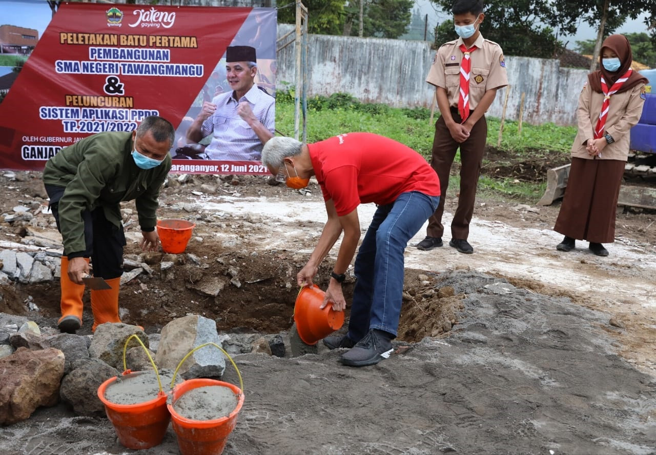Gubernur Jawa Tengah Ganjar Pranowo saat peletakan batu pertama pembangunan SMA Tawangmangu. (Foto: istimewa)
